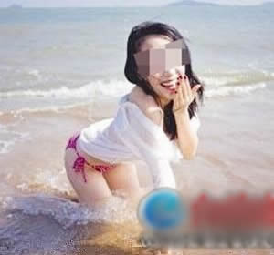 與會網友在簽到板上簽名
