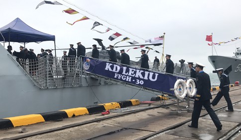 中外艦艇官兵互登艦艇參觀 外國(guó)海軍代表團(tuán)參觀我海軍艦艇潛艇學(xué)院